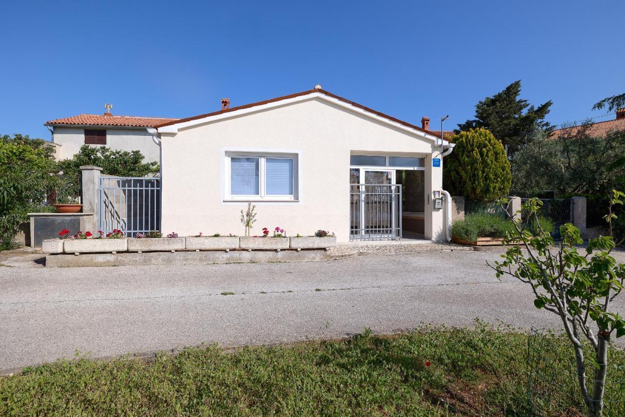 Studio Apartman Luka Pomer Exterior foto