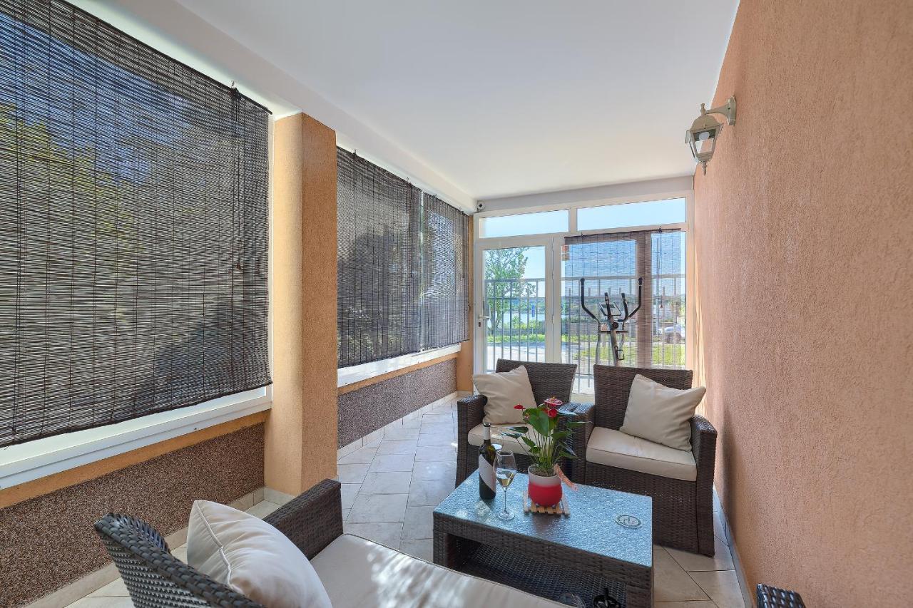 Studio Apartman Luka Pomer Exterior foto