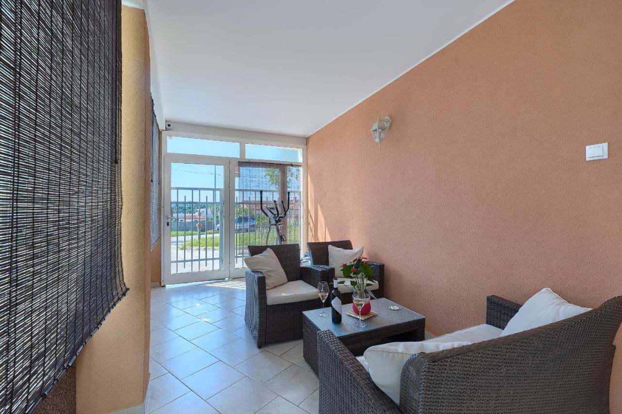 Studio Apartman Luka Pomer Exterior foto