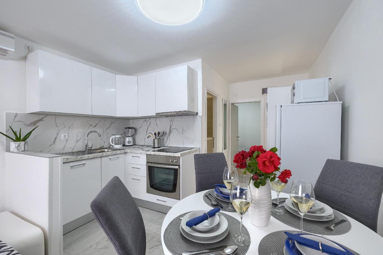 Studio Apartman Luka Pomer Exterior foto